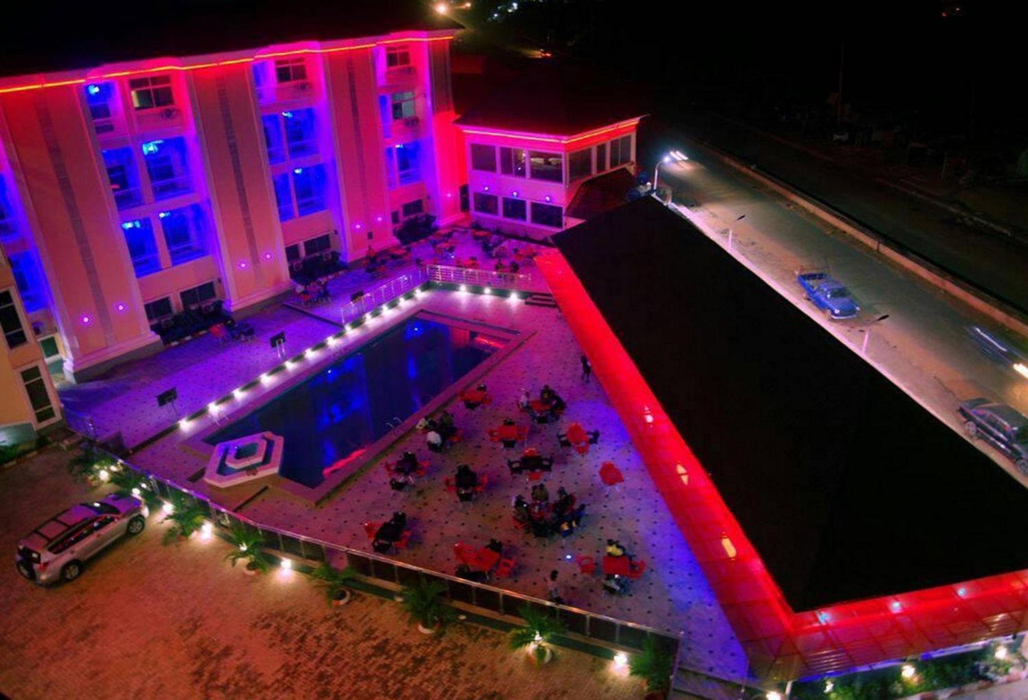 Room In Lodge - Hampton Towers Spa Asaba Εξωτερικό φωτογραφία