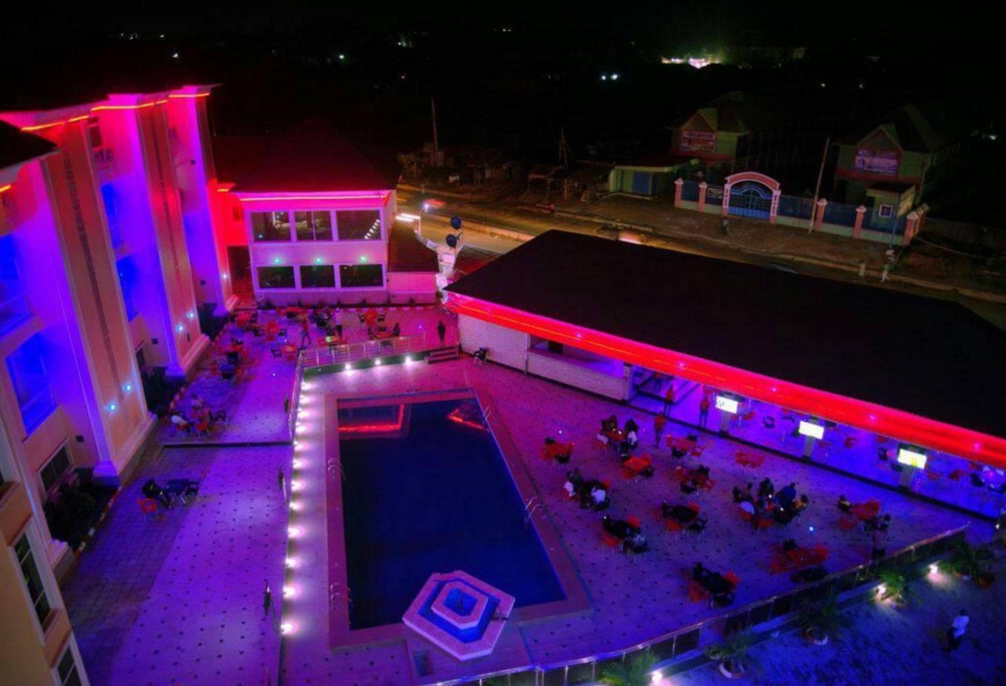 Room In Lodge - Hampton Towers Spa Asaba Εξωτερικό φωτογραφία